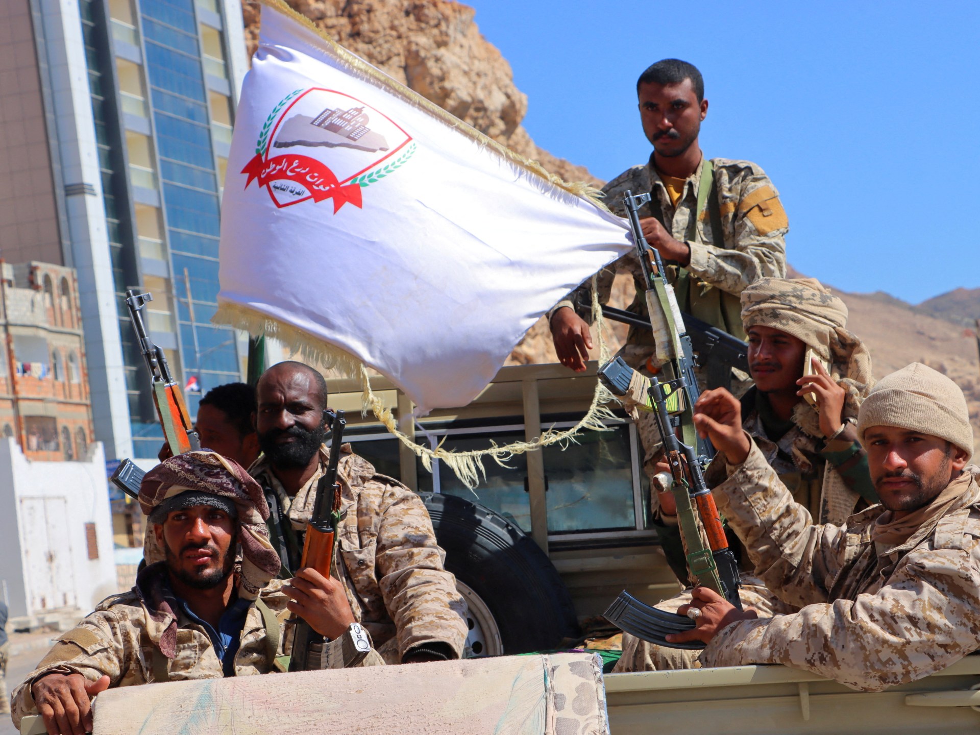 Financial struggles burden Yemen&rsquo;s army as soldiers wait for wages